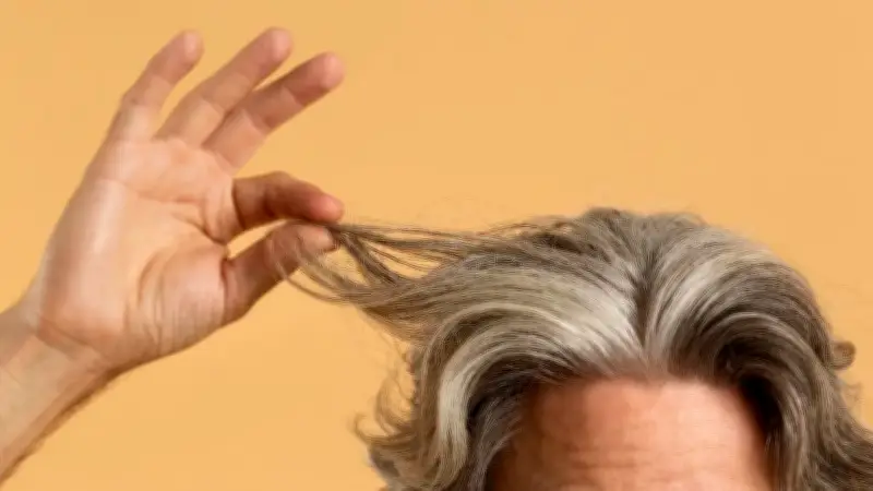 Arrancar canas estimula la alopecia, advierten expertos