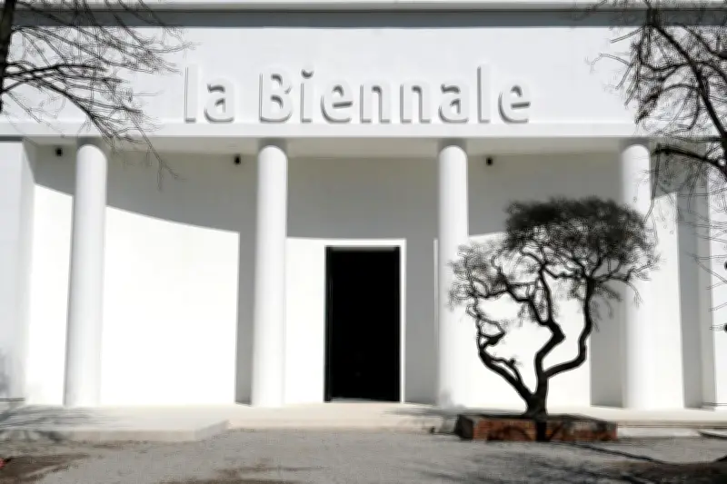 Artistas amenazan con demandar a la Bienal de Venecia por premios