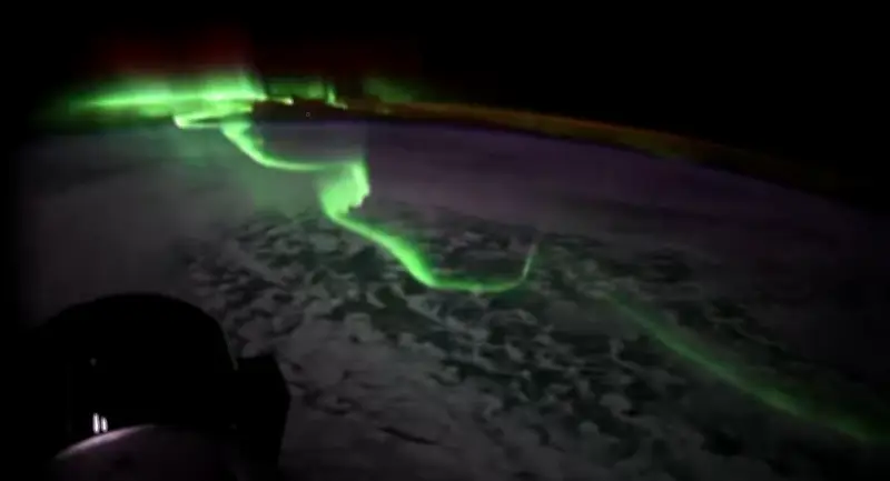 Astronauta Jessica Meir capta aurora austral desde el espacio