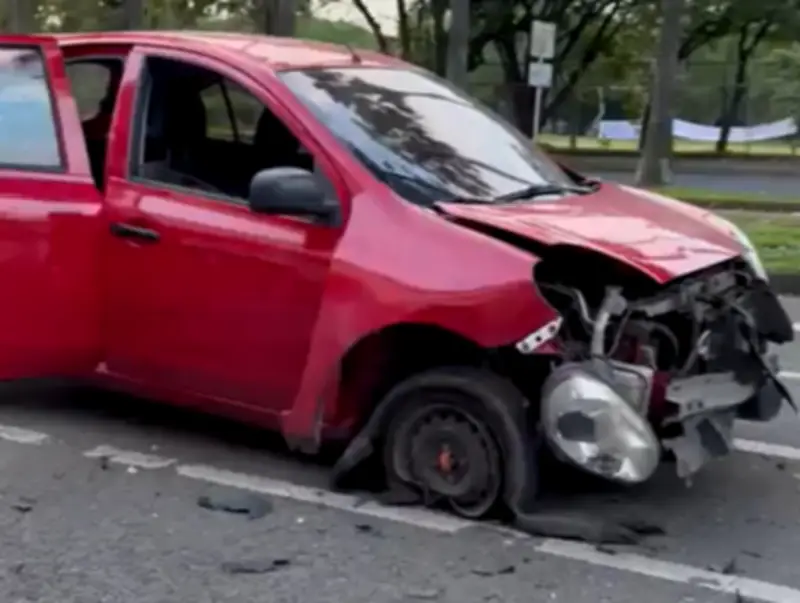 Atacan con papa bomba a carro con niña y adulta en Cali
