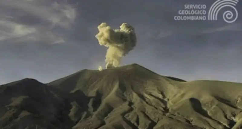 Aumenta emisión de ceniza del volcán Puracé en Colombia: SGC alerta