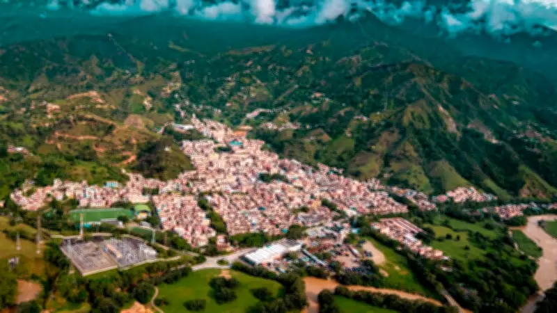 Barbosa reduce un 82% su deuda y ejecuta obras por miles de millones