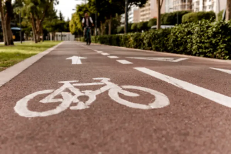 Bicicletas ganan espacio a los carros en varias ciudades del mundo