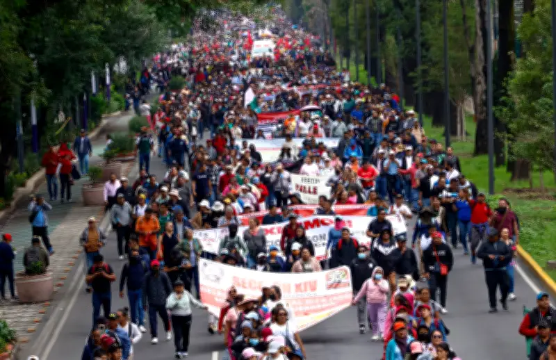 Blindan Estadio Azteca ante protestas de maestros en México