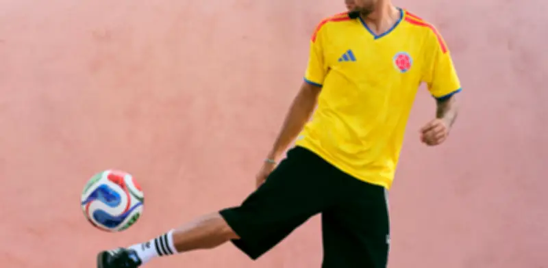Bus de Selección Colombia queda atrapado en protesta a favor de Iván Cepeda