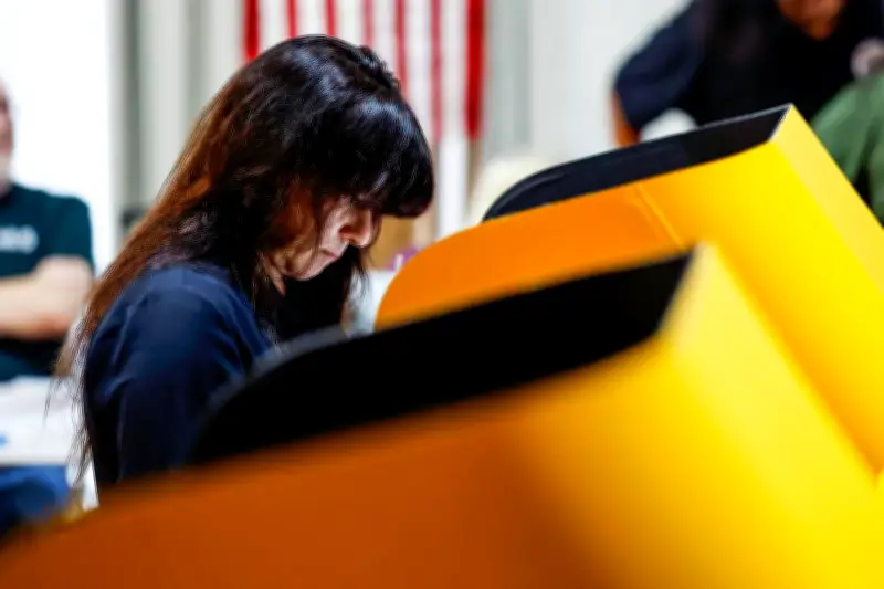 Californianos votan en primarias para gobernador y alcalde de Los Ángeles