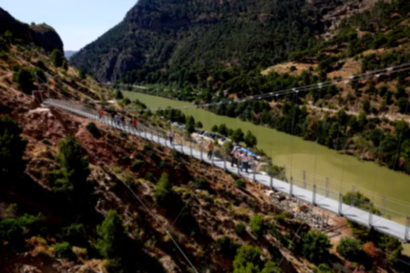 Caminito del Rey estrena el puente colgante más largo de España