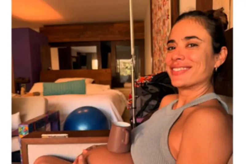 Carolina Ramírez muestra a su hijo Sur y recibe felicitaciones de Carlos Torres