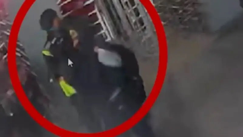 Casco salva a vigilante de TransMilenio atacado con martillo por colado