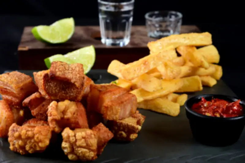 Chicharrón crujiente con pimentón y cebolla: receta fácil