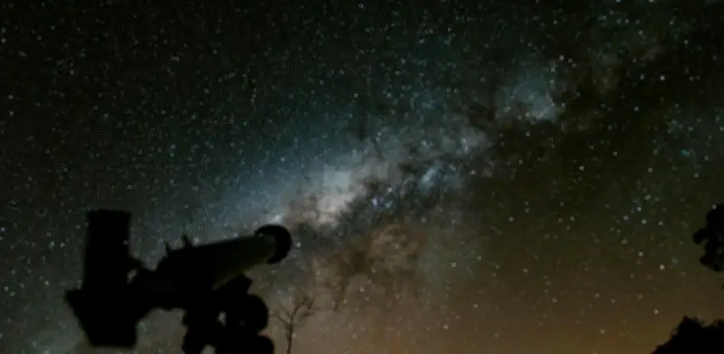 Científicos observan por primera vez una estrella similar al Sol devorando un planeta