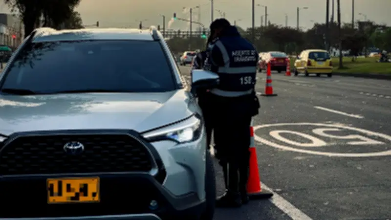 Concejal denuncia retenes ilegales de tránsito en Bogotá; Movilidad responde