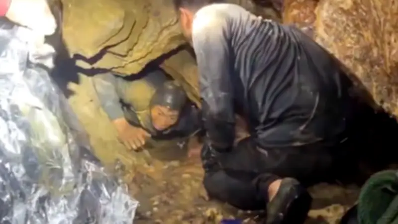 Continúa búsqueda de dos desaparecidos en cueva de Laos