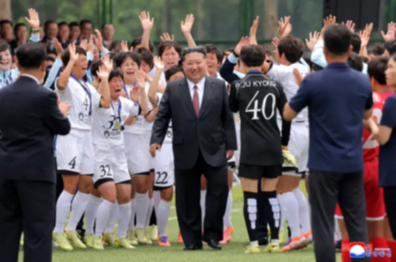 Corea del Norte: campeonas de fútbol lloran y abrazan a Kim Jong-un
