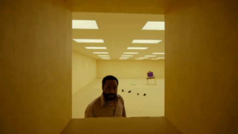 Crítica: Backrooms, entre el cine comercial y el de nicho