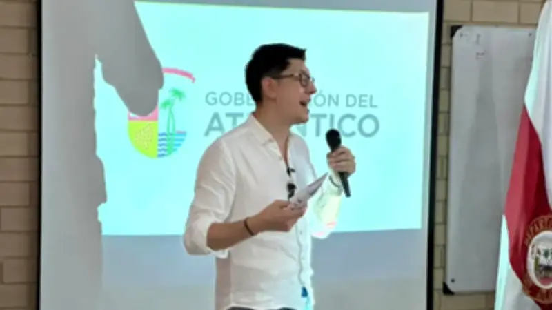 Denuncian a ministro de Educación por presunta participación en política