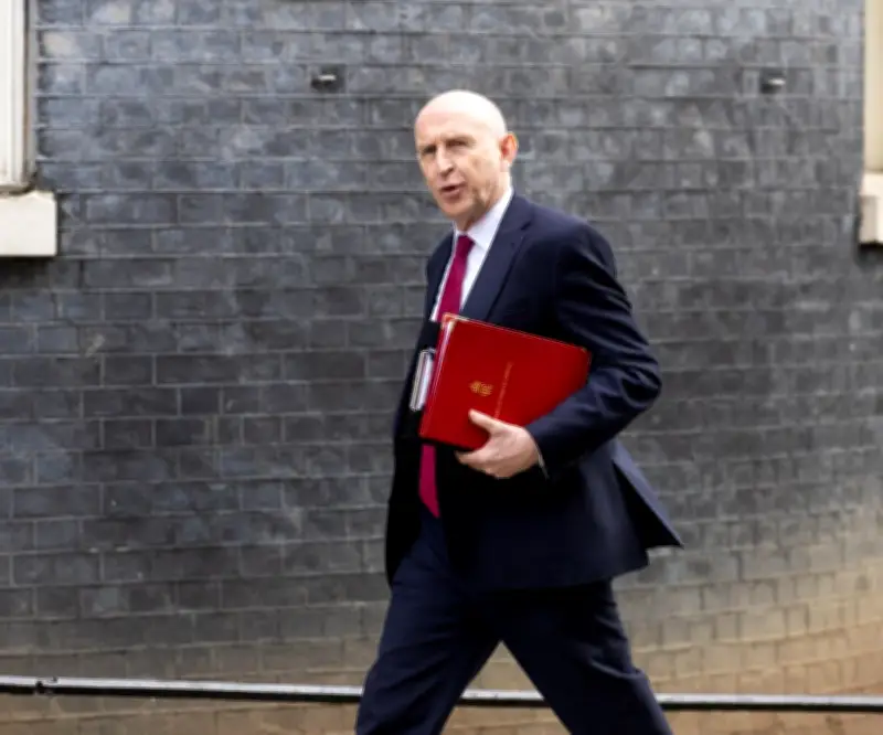 Dimite el secretario de Defensa británico por falta de recursos