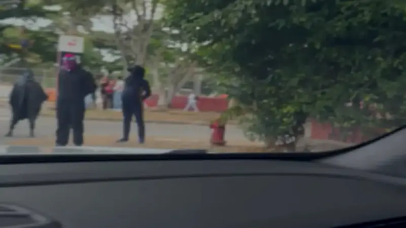 Disturbios en Univalle: encapuchados lanzan papas bomba