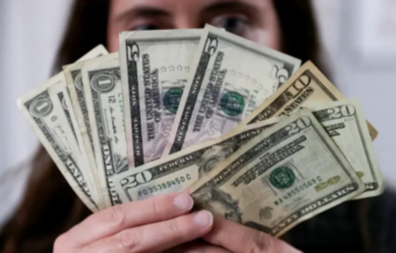 Dólar en Colombia: cierre a COP 3.590,75 y proyecciones para 2024