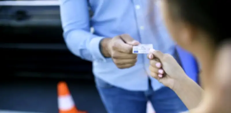 ¿Edad máxima para conducir en Colombia? Así es el límite para licencia