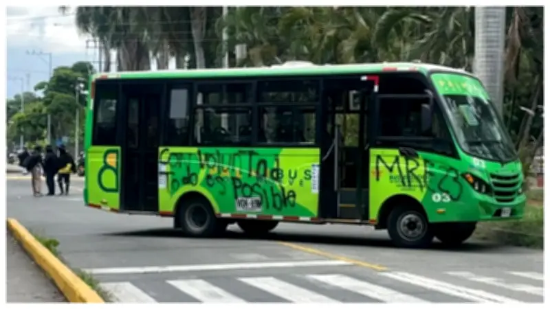 Encapuchados bloquean vía Palmira-Candelaria en protesta estudiantil