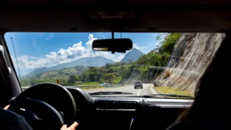 Errores al volante que ponen en riesgo su vida en este puente festivo