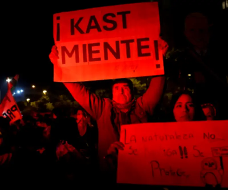 Estudiantes chilenos protestan contra alza de combustibles y recortes