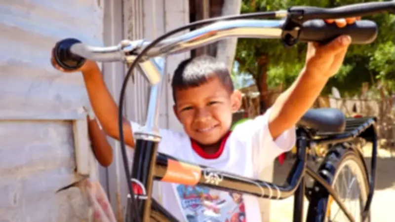 Estudiantes rurales de La Guajira reciben bicicletas para facilitar su acceso a la educación