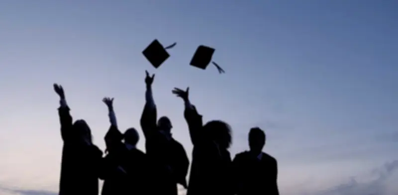 ¿Estudiar una carrera universitaria mejora los ingresos? Esto dice la OEI