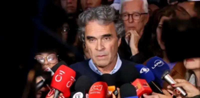 Fajardo lanza decálogo y no se adhiere a ningún candidato