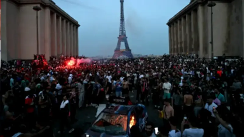 Fallece un motociclista durante celebraciones del PSG en París
