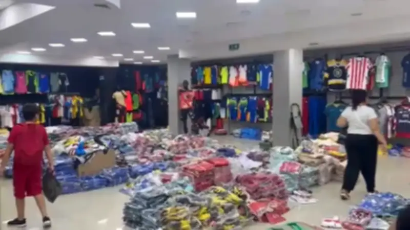 Fiebre mundialista impulsa venta de camisetas en el centro de Barranquilla