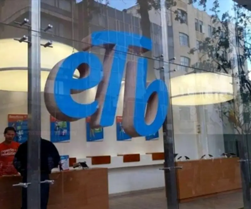 Fitch baja calificaciones de ETB y coloca en observación negativa