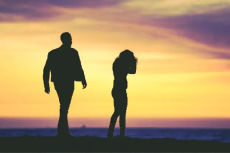 Gestos románticos que en realidad son tóxicos y cómo identificarlos
