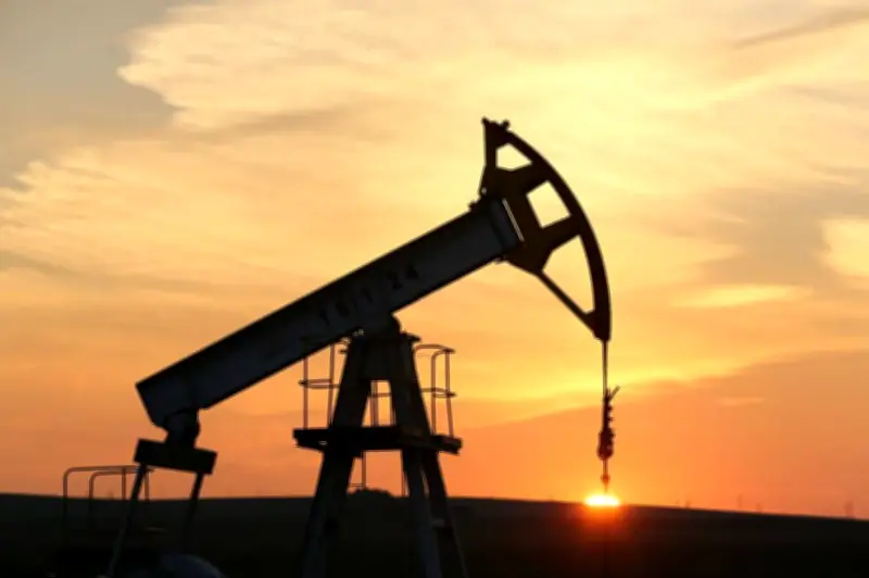 Goldman ve riesgo alcista en el precio del petróleo pese a producción de OPEP+
