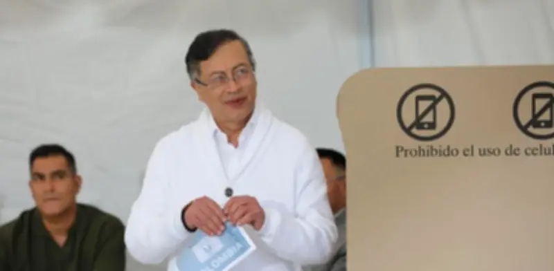 Gustavo Petro vota y niega buscar reelección en elecciones 2026