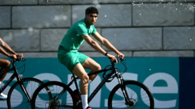 Hakimi llega en bicicleta al entrenamiento de Marruecos previo al debut mundialista