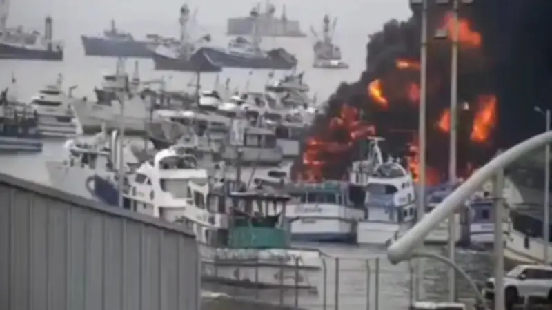 Incendio masivo en puerto de Manta deja 14 barcos quemados y 20 lanchas afectadas