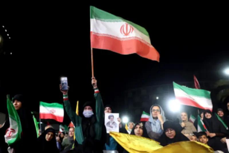 Irán ataca a Israel con misiles; Trump pide calma a Netanyahu