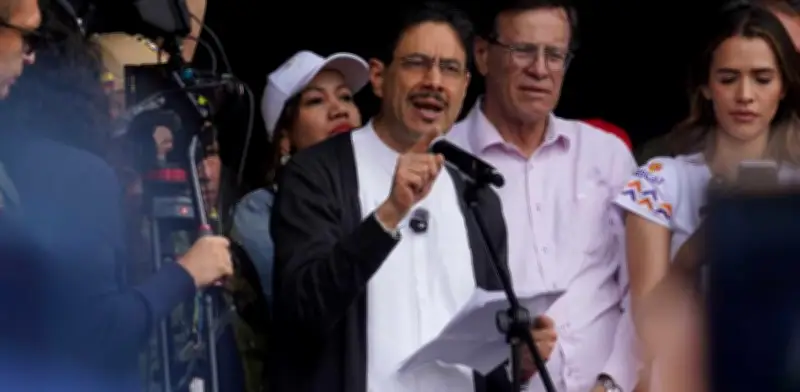 Iván Cepeda desbloquea a Teleantioquia tras denuncia del canal