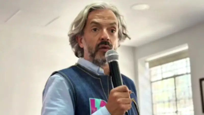 Juan Daniel Oviedo cuestiona a candidatos y pide más debates