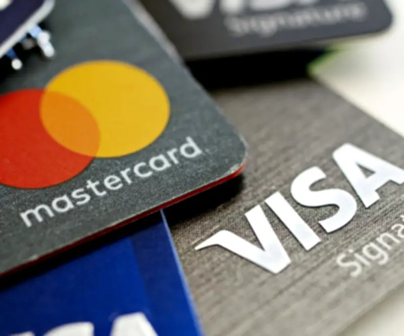 Juez aprueba acuerdo de Visa y Mastercard por US$38.000 millones