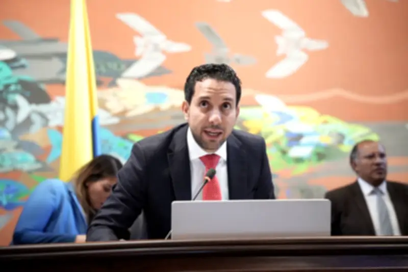 Julián López renuncia a la presidencia de la Cámara y a su curul