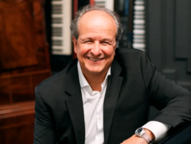 Julio Reyes Copello: el pianista que revoluciona la formación musical con Art House Academy