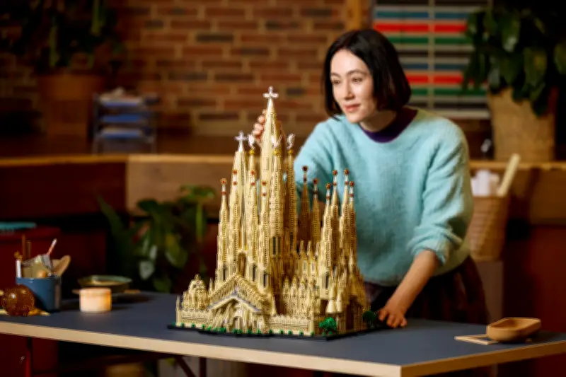 LEGO lanza el set más grande de su historia: la Sagrada Familia con 12.060 piezas
