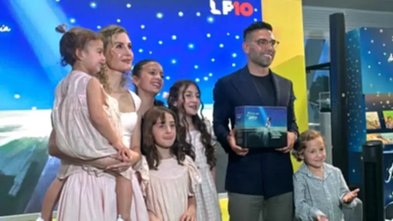 Lorelei Tarón lanza libros infantiles inspirados en la niñez de Falcao