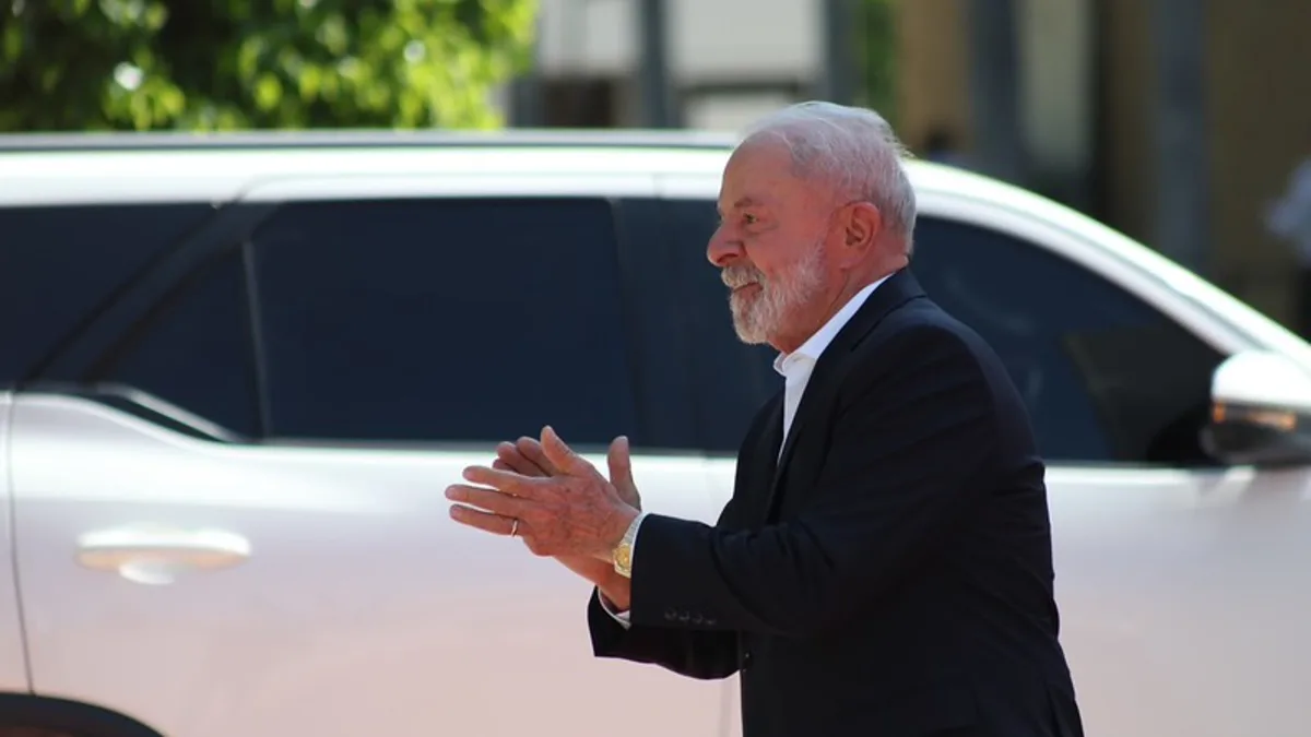 Lula da Silva llega a Santa Marta para cumbre CELAC-UE y se reunirá con Petro
