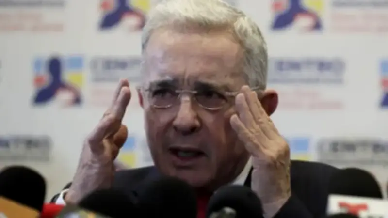 Álvaro Uribe asume derrota y apoya a De La Espriella para segunda vuelta