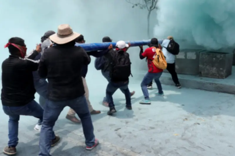 Manifestantes en México derriban estatuas antes del Mundial 2026