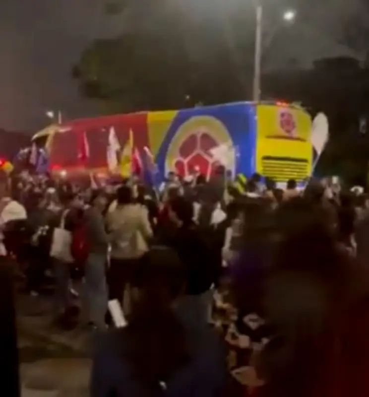 Marcha en Bogotá respalda a Iván Cepeda y atrapa bus de Selección Colombia